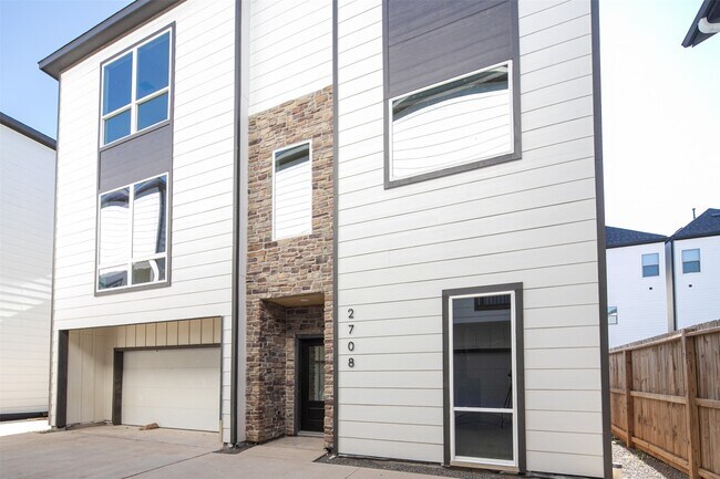 Photo - 2708 Nagle St