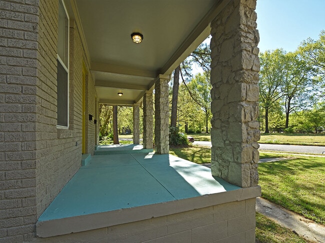 Photo - 1 Bedroom, 1 Bathroom Duplex Near Stone Wall and N Avalon