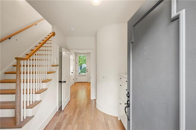 Photo - 689 Fraser St SE