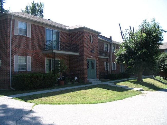 Royal Oaks Apartments - Royal Oaks Apartments