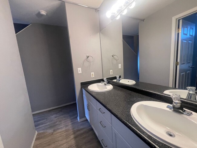 Building Photo - 2 Bedroom 2 Bath loft Apartment in Branson MO Unit 8