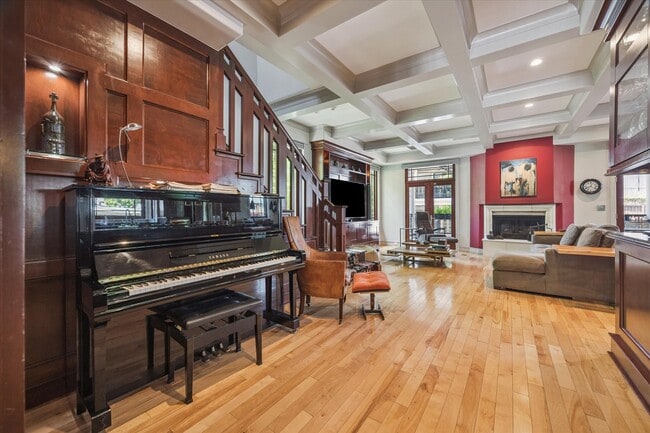 Building Photo - 945 Waverly St