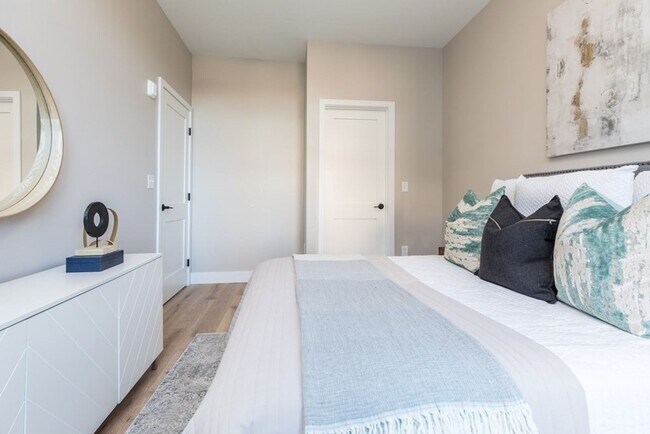 Photo - 1 bedroom den for 9/1 with garage parking!