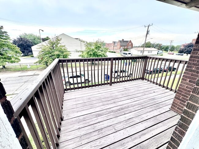 30 W Henry St
