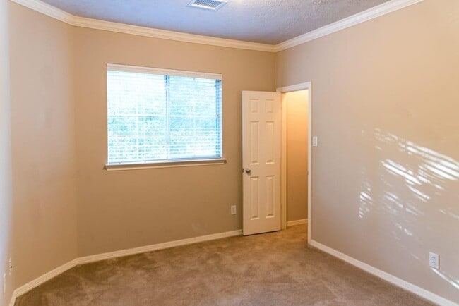 Building Photo - 1507 Shady Villa Manner