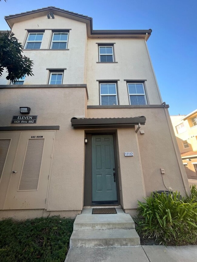 Building Photo - Spacious 3bed 2.5 bath available in Regency Park