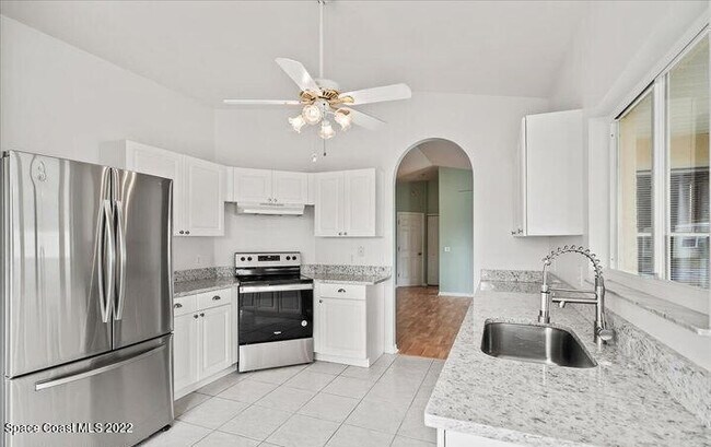 Photo - 1965 Sundew Ct NE