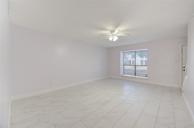 Building Photo - 2420 Miramar Ct Unit 2420