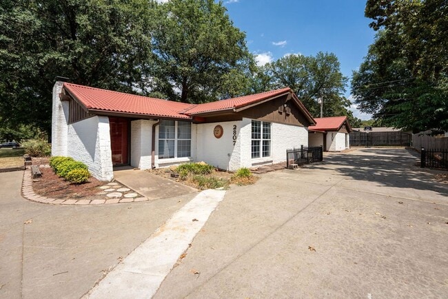 Building Photo - Clean and Spacious Duplex Rental