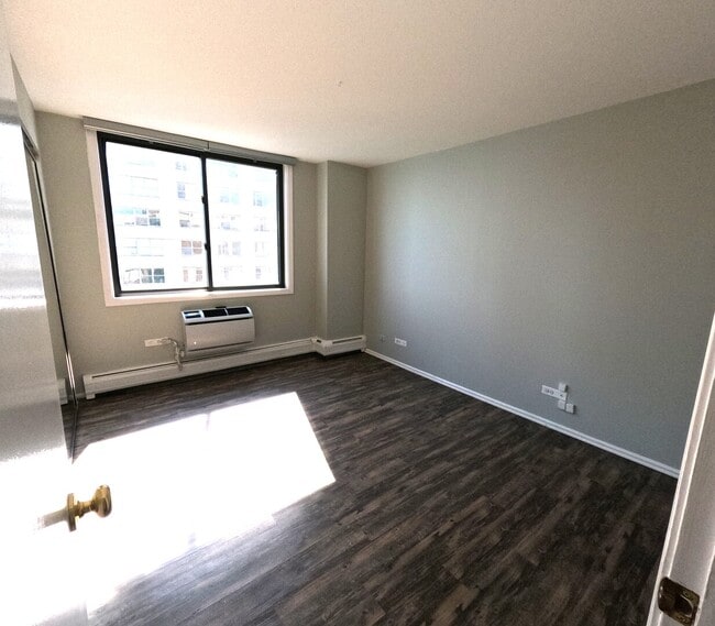 Photo - 6325 N Sheridan Rd