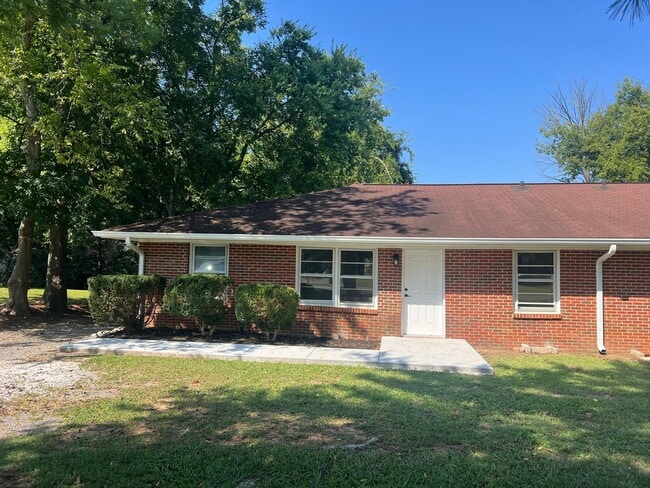 Building Photo - 1811 Battleground Dr Rental