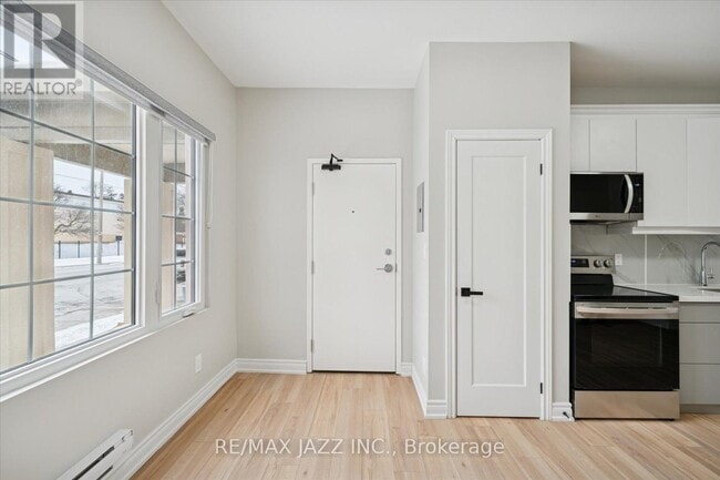 Photo - 251 Simcoe St S Unité 101