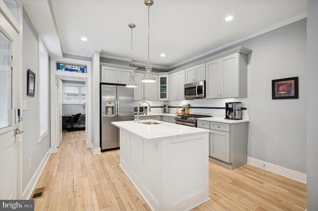 Building Photo - 327 Leverington Ave