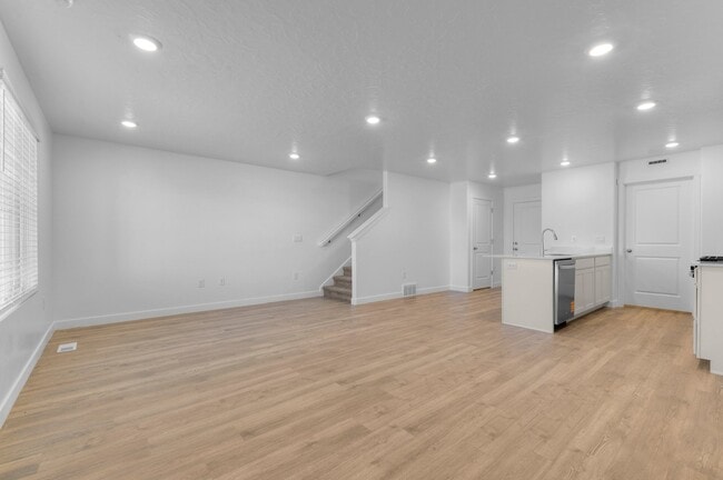 Photo - 1523 E 720 N
