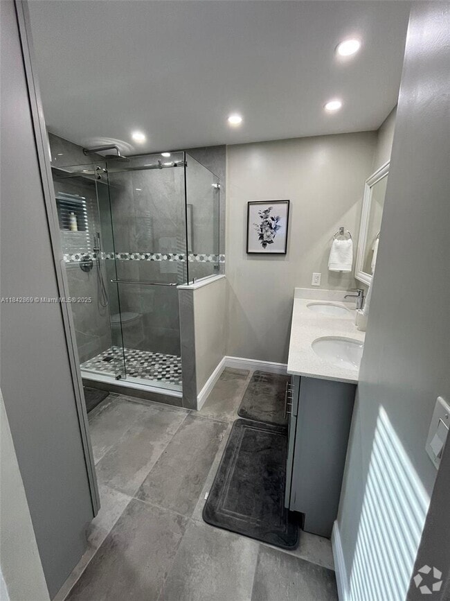 Building Photo - 1700 NW N River Dr Unit 706 Rental