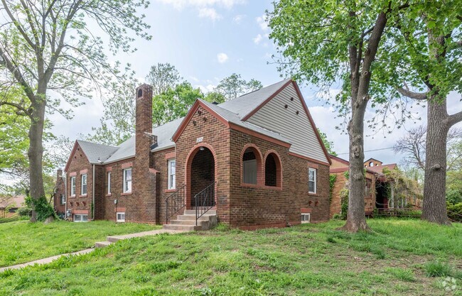 Building Photo - Available July 15! Rental