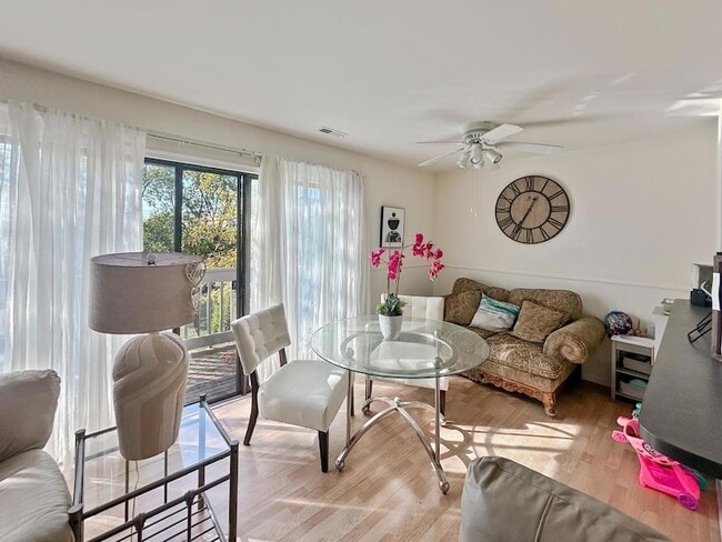 Photo - 209 W Ct of Shorewood Unidad 3A