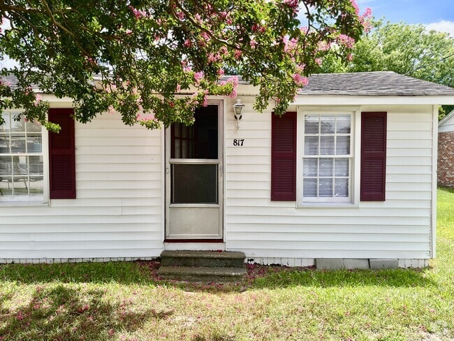 Building Photo - 817 State St Rental