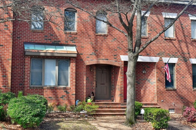 Building Photo - Spacious Condo in Ghent Square!