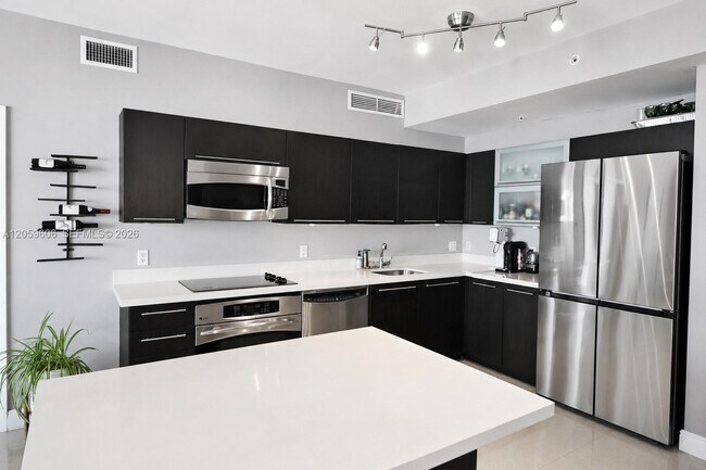 Photo - 90 SW 3rd St Unidad 3212