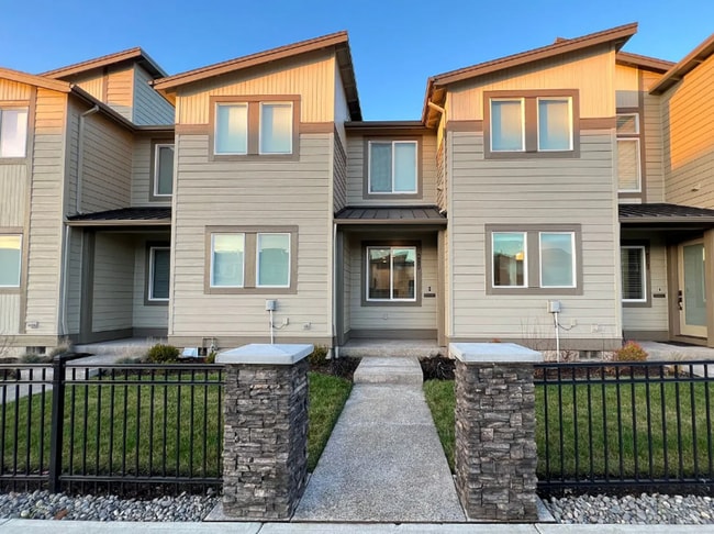 Building Photo - Stunning 3 BD | 2.5 BA Townhome in Rosedale Parks | Pool, Clubhouse & Prime Location