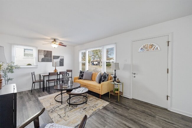 Photo - 417 Chamberlin Dr