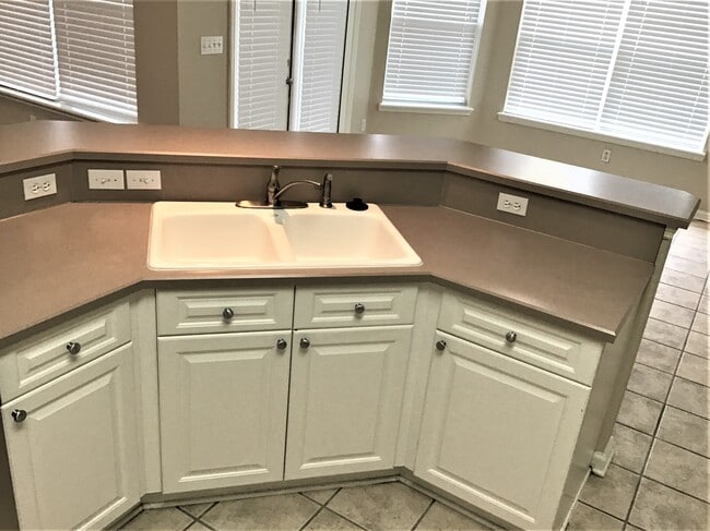 Photo - 587 Oakmont Dr