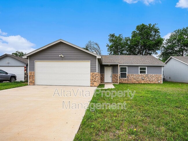 Building Photo - 416 S Cleburne Whitney Rd Rental