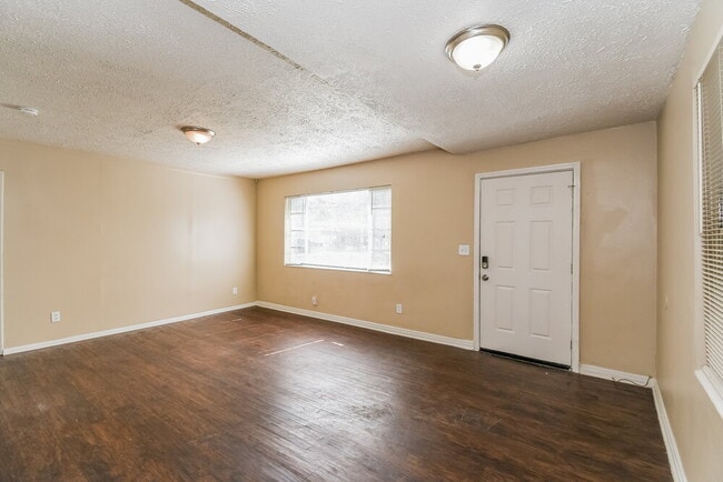 Photo - 3041 Detroit Cir N