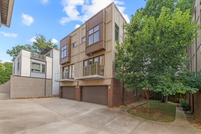 Building Photo - (Coming Soon) 3 Bedroom Townhome W/ Uptown...