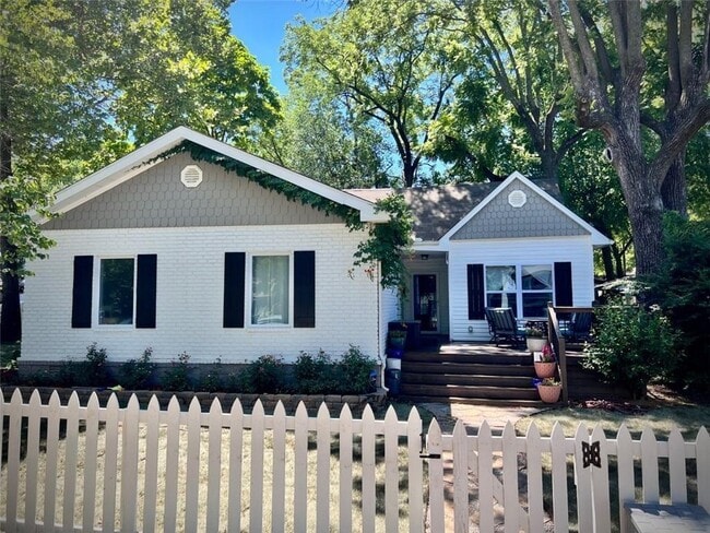 Photo - 202 N 6th St House