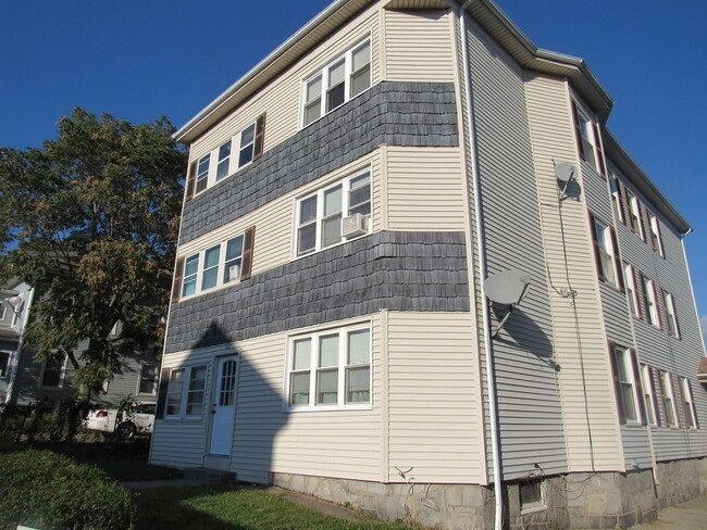 Building Photo - 52 Plantation St Unit 3