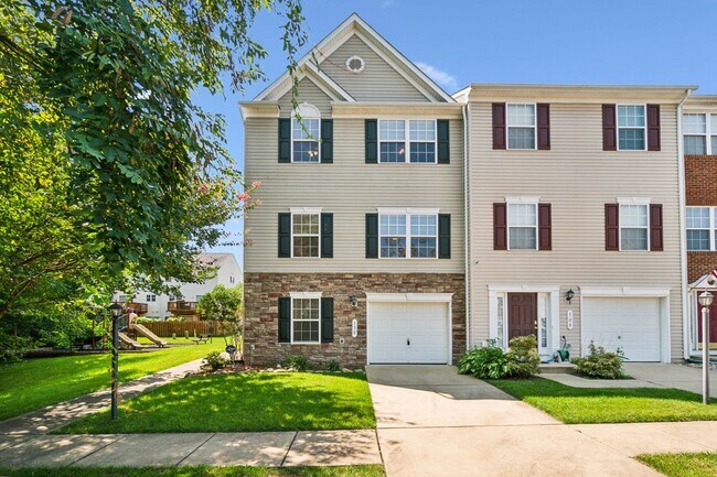 Stunning end-unit townhouse in the highly ... - Stunning end-unit townhouse in the highly ...