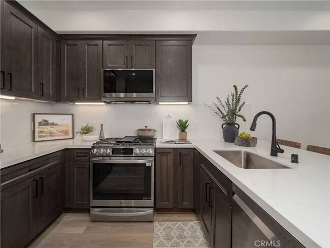 Photo - 402 W Grand Ave