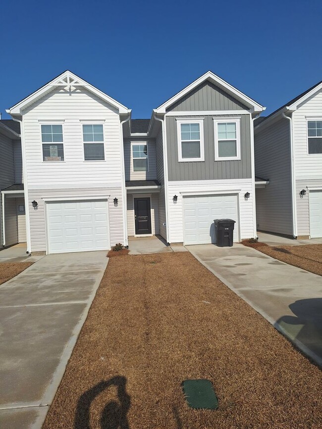 Adorable Spacious Three Bedroom Townhome i... - Adorable Spacious Three Bedroom Townhome i...