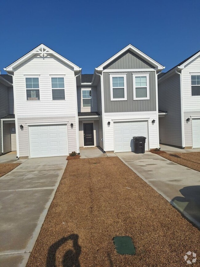 Building Photo - Adorable Spacious Three Bedroom Townhome i...