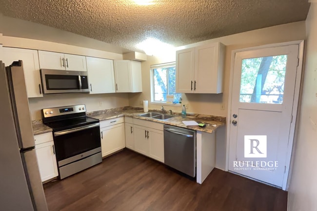 Building Photo - Charming Single Level Apartment in East Me...