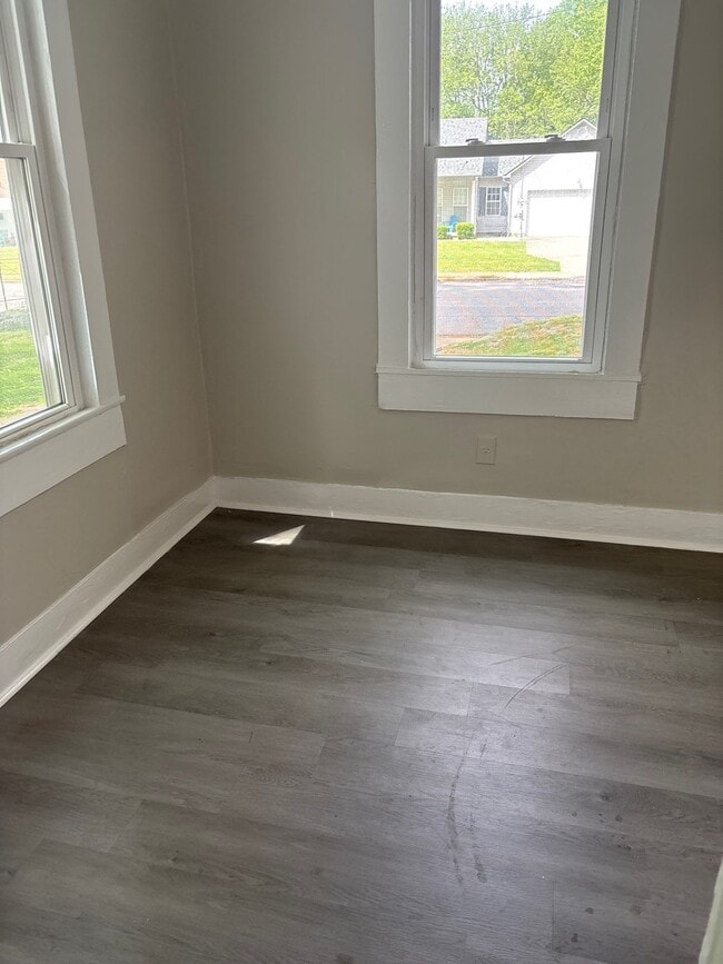 Photo - 118 N College St