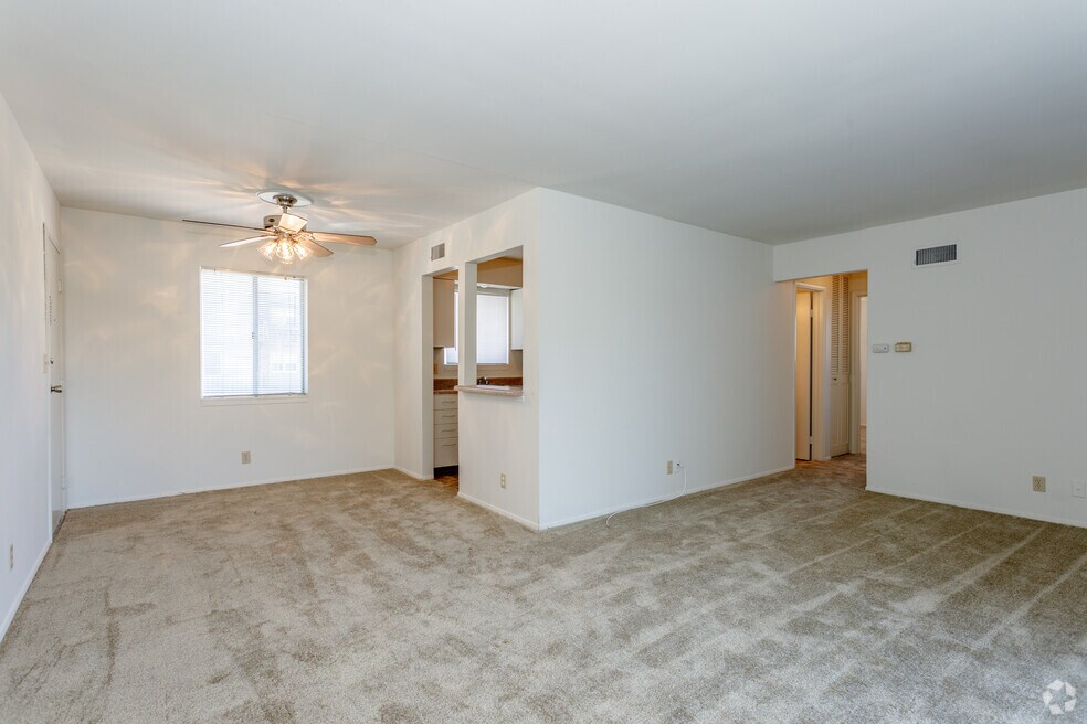 2BR, 1BA - 925 SF