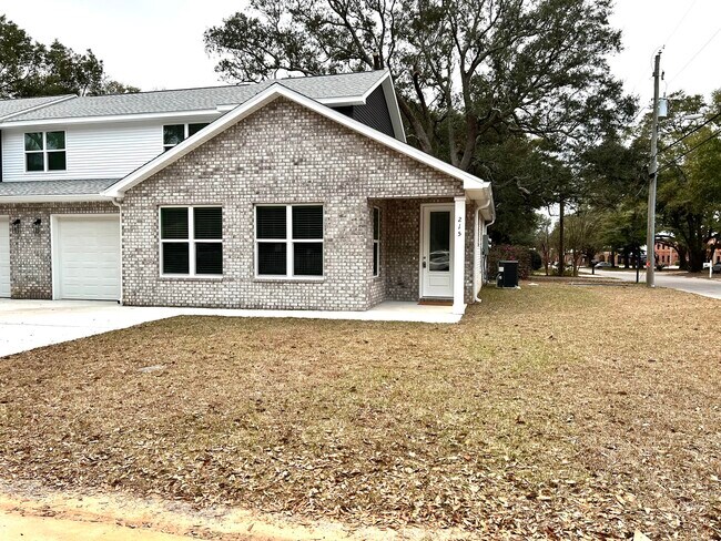 Photo - 215 Allen St