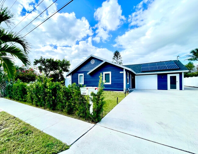 Photo - 2135 Dock St