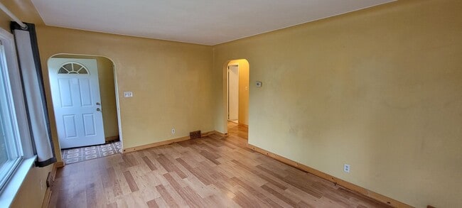 Photo - AVAILABLE September - 4 Bed 3 Bath w/ Spacious Back Deck - SHORT TERM LEASE TILL END OF APRIL