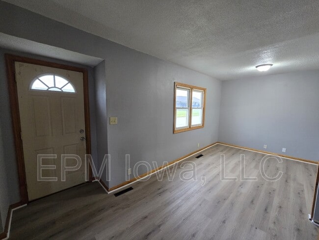 Photo - 301 Rath St