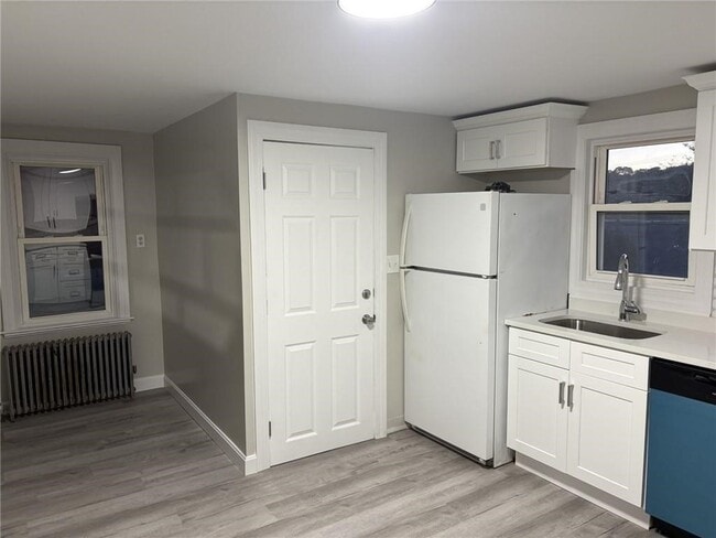 Photo - 610 Killingly St Unidad 2