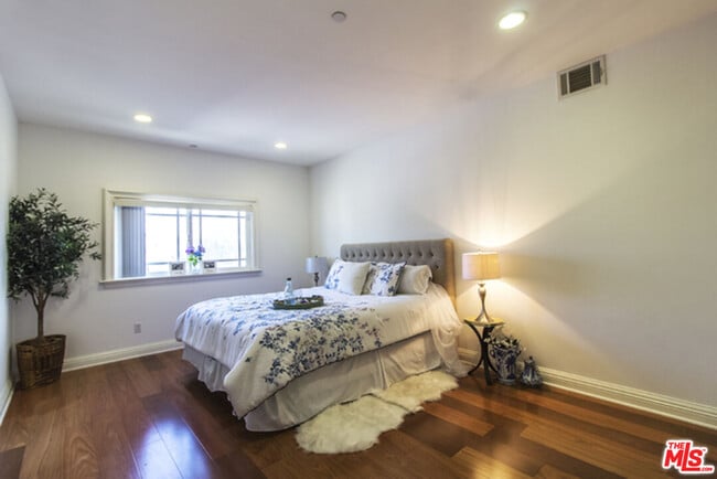 Building Photo - 1043 S Kenmore Ave Unit 506