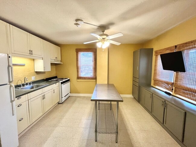 Building Photo - 424/424A, 424B W. Washington Street Unit 424B (Back House)