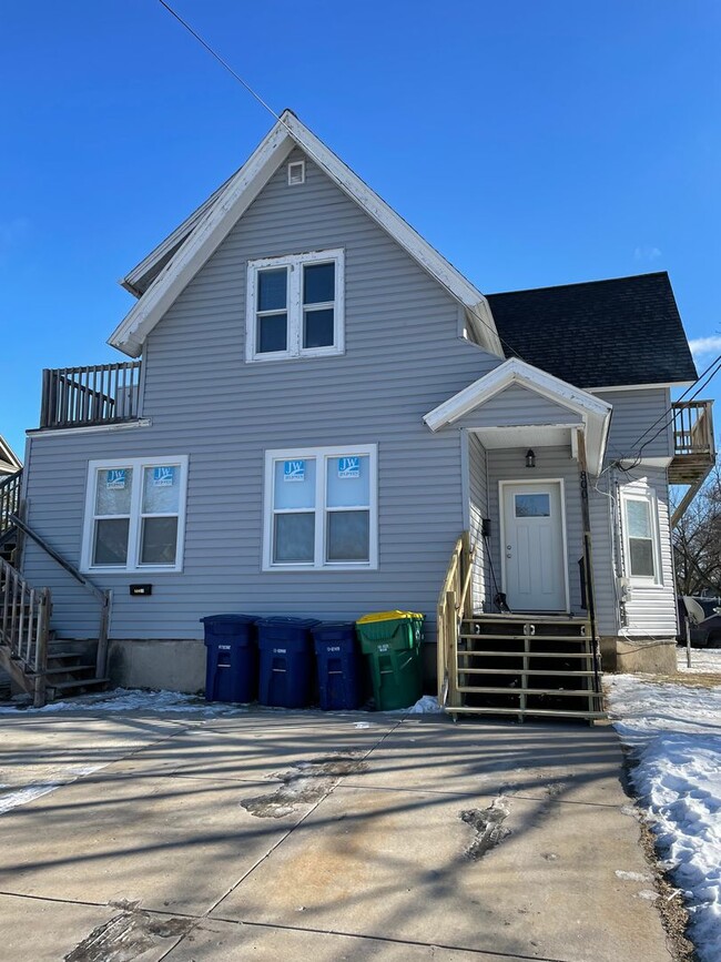 Building Photo - ELECTRIC & GAS INCLUDED!! Studio Upper Apartment Unit 4