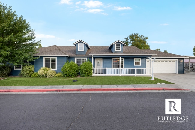 Building Photo - 3 Bedroom + Office in Central Point!