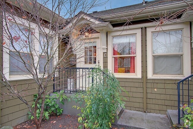 Building Photo - NEW PRICING! Furnished Cozy Bungalow Style... Rental