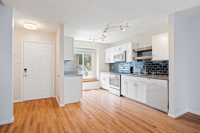 Photo - Charming 2 Bedroom/1 Bath Townhome in Henrico ***Available Early September***
